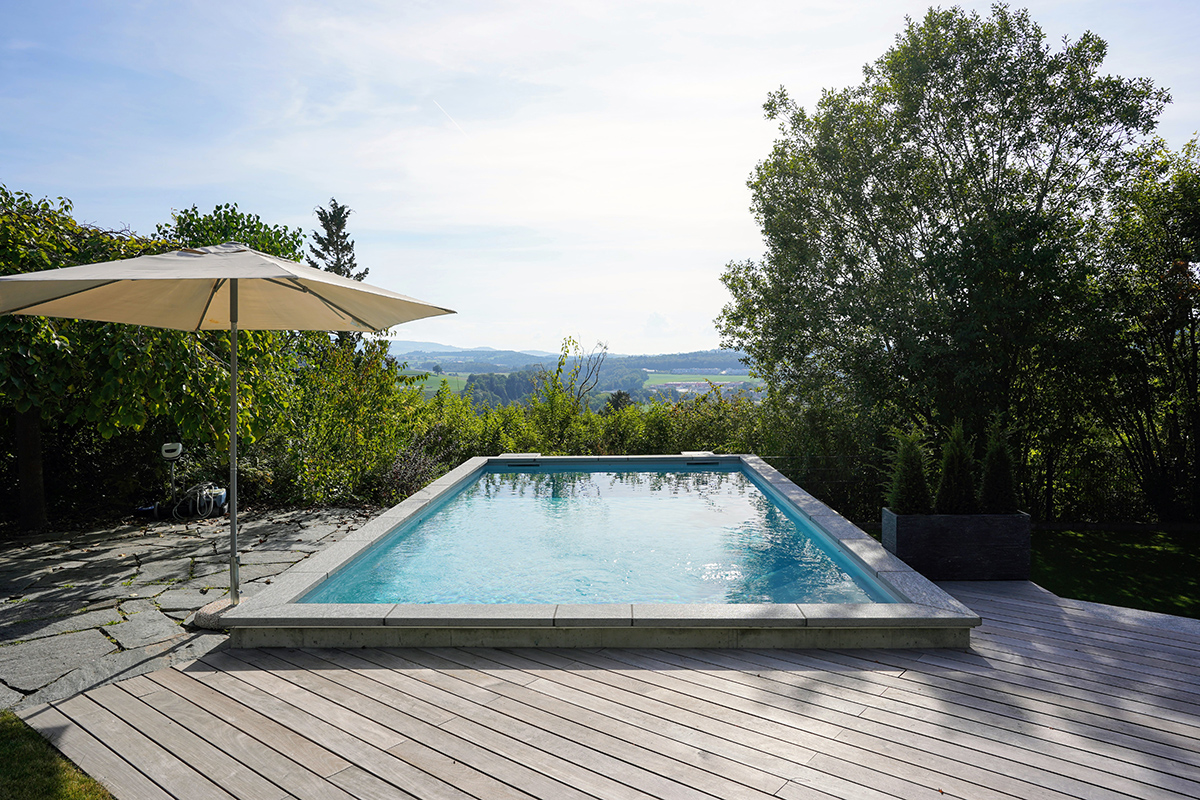 Piscine en béton avec entourage en pierre