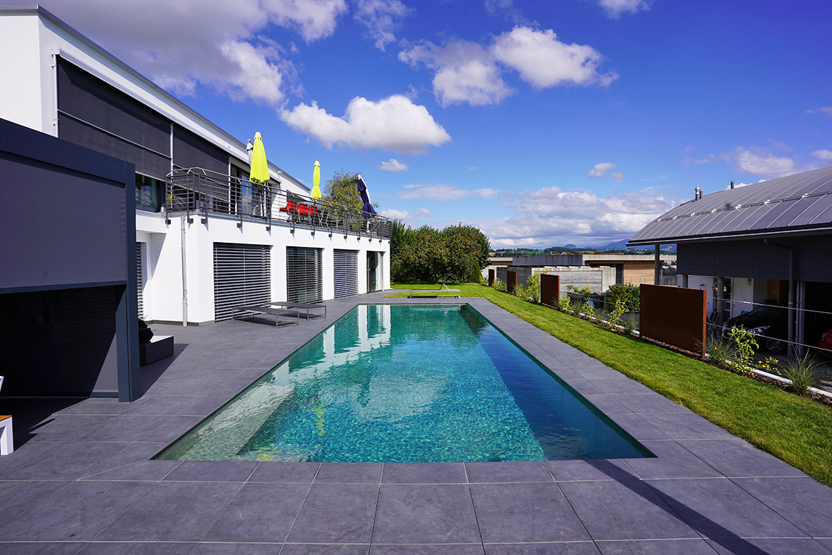 Piscine en béton avec marches