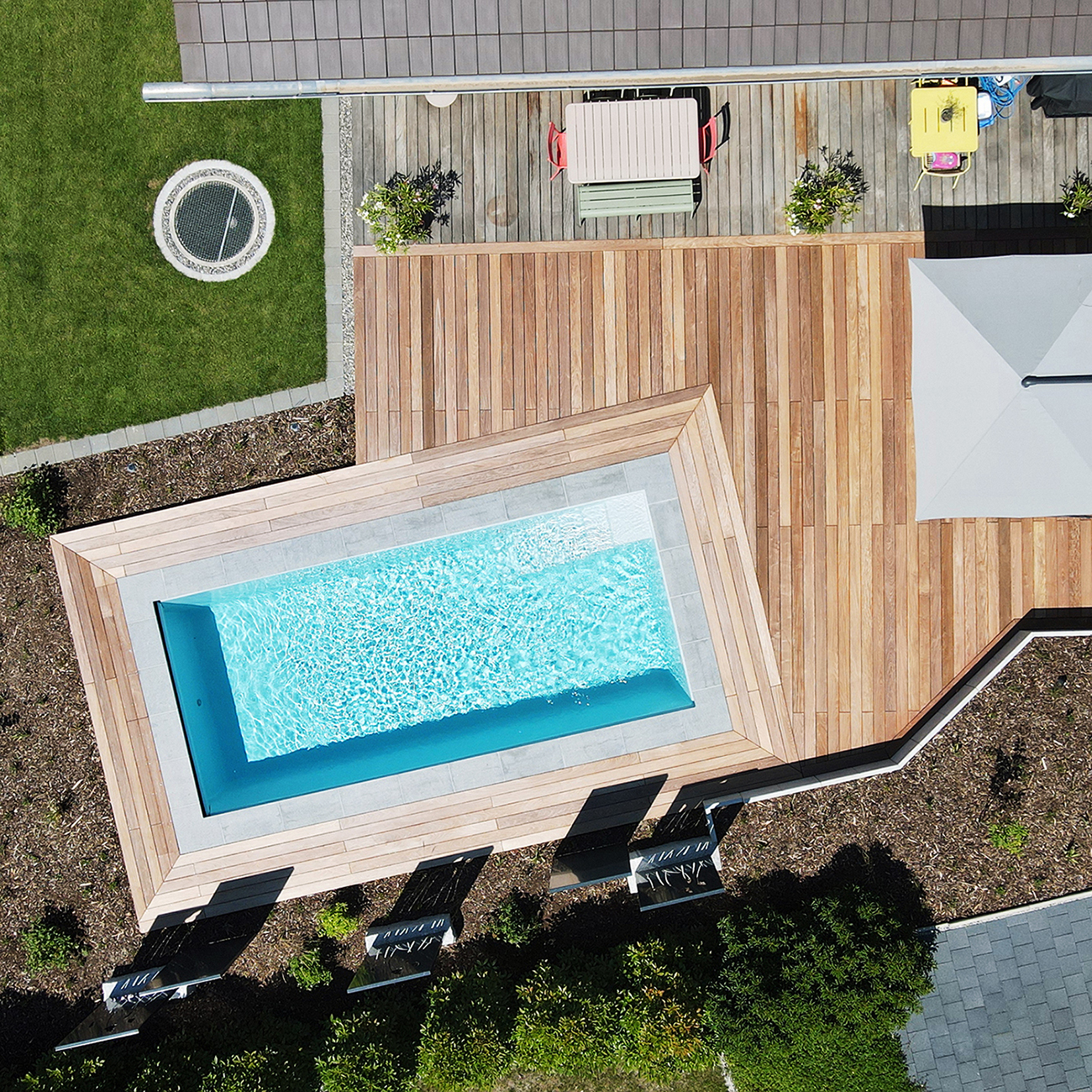 Vue aérienne d'une piscine construite par Everpearl SA à Fribourg